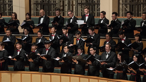 Der Singapore Symphony Youth Choir auf einer Bühne © Singapore Symphony Orchestra 