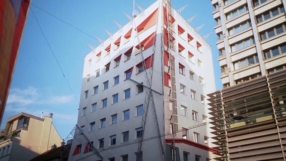 Ein Gebäude vor blauem Himmel © Screenshot NDR 