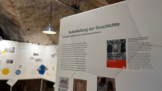 Tafeln in der Ausstellung "Hamburger Fußball im Nationalsozialismus" © Mahnmal St. Nikolai 