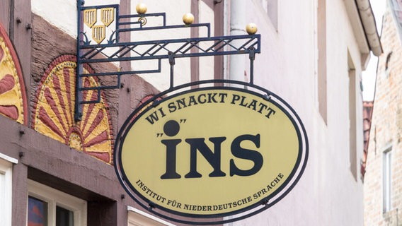 An einem Altstadthaus in Bremen hängt ein Schild mit der Aufschrift "INS - Wi snackt Platt - Institut für niederdeutsche Sprache". © NDR Lornz Lorenzen Foto: NDR - Lornz Lorenzen