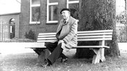 Ein Mann sitzt auf einer Bank © Dr. Maike Manske Foto: Dr. Maike Manske