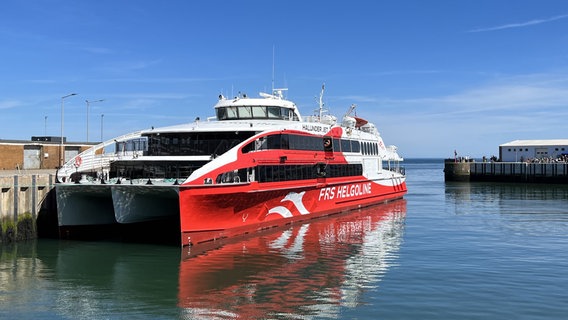 Der Katamaran Halunder Jet liegt im Hafen von Helgoland. © NDR Foto: Marie Sophie Koop