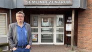 Ulrich Hardtke, der Bürgermeister von Labenz, steht vor der Gemeindeverwaltung und blickt in die Kamera. © NDR Foto: Jan Graf