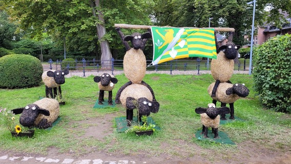 Schaffiguren aus Stroh, die in diesem Jahr in Probsteierhagen im Rahmen der Korntage gebaut wurden. © NDR Foto: Andrea Ring