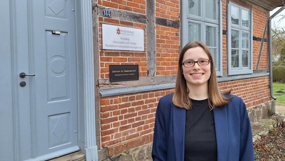 Die neue Leiterin des Zentrums für Niederdeutsch in Holstein, Marie Sophie Koop, steht vor der Eingangstür des Zentrums. © NDR Foto: Lina Martschin