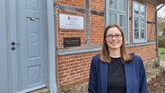 Die neue Leiterin des Zentrums für Niederdeutsch in Holstein, Marie Sophie Koop, steht vor der Eingangstür des Zentrums. © NDR Foto: Lina Martschin