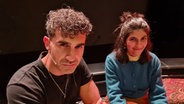 Der Schriftsteller und Dramaturg Necati Öziri und seine Kollegin Shida Bazyar auf der Bühne im Schauspiel Haus Hannover © Agnes Bührig 