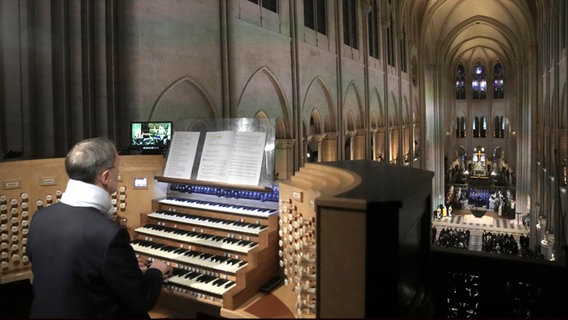 Ein Musiker sitzt am Orgelpult der wiedereröffneten Kathedrale Notre Dame © Thibault Camus/AP Pool/dpa +++ dpa-Bildfunk +++ Foto: Thibault Camus