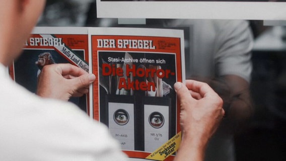 Titelseite des Spiegels mit der Aufschrift "Die Horror-Akten" © NDR Screenshot 