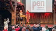 Eva Menasse und Deniz Yücel stehen auf der Bühne der Fabrik in Hamburg. © NDR Foto: Jonas Kühlberg