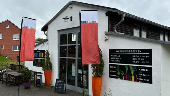 Der Biomarkt Moorrübe von außen. Davor stehen zwei NDR-Aufsteller. Auf einem Schild wird LaLeLu angekündigt. © NDR Kultur Foto: Tom Holste, Cornelius Kob