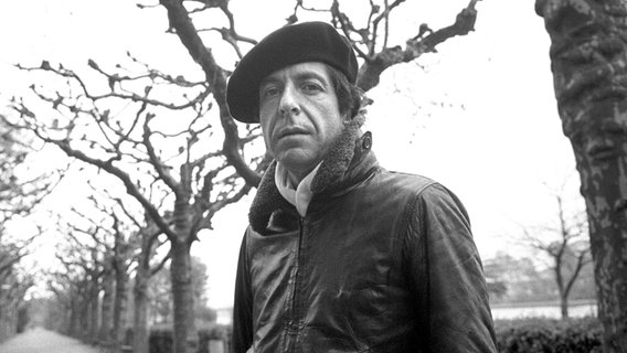 El cantante y poeta Leonard Cohen se encuentra en una calle invernal de Frankfurt am Main el 28 de abril de 1976. © Picture Alliance / dpa Fotografía: Istvan Bagzat