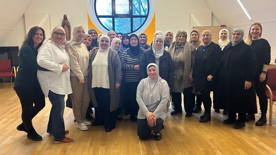 Frauen aus Syrien posieren gemeinsam mit Leiterinnen des Projekts OMA: Oldie-Muslima-Aktiv © NDR 