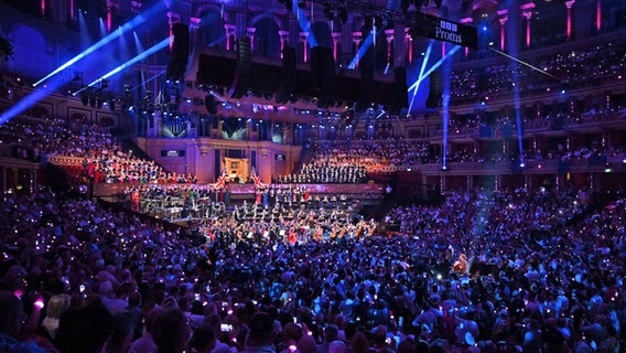 Ein Blick auf die Bühne und ins Publikum der Last Night of the Proms. © NDR/BBC/Mark Allan 