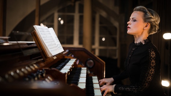 Die Titularorganistin der Elbphilharmonie Iveta Apkalna an der Orgel © Nils Vilnis 