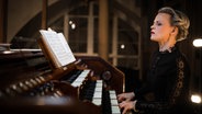 Die Titularorganistin der Elbphilharmonie Iveta Apkalna an der Orgel © Nils Vilnis 