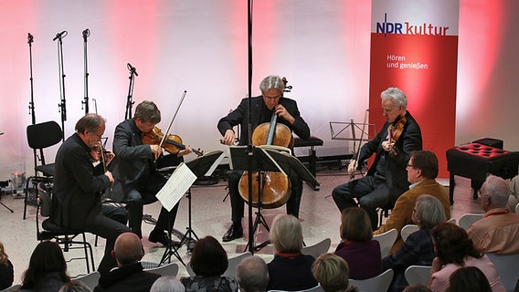 Das Auryn Quartett beim Foyerkonzert on tour im Sprengel Museum © NDR Foto: Jil Hesse