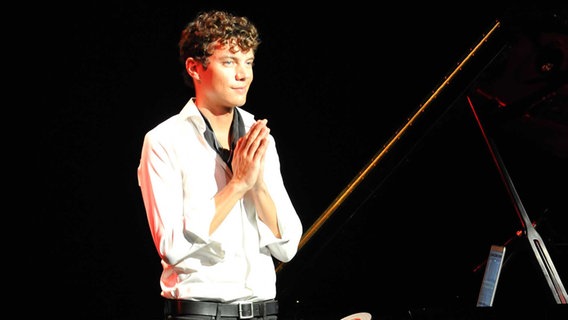 Francesco Tristano auf der Bühne des Meerkaberetts auf Sylt © H.Widera/NDR.de Foto: H.Widera