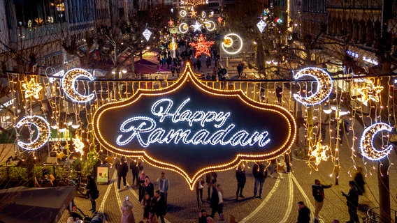 Ein großes "Happy Ramadan"-Schild hängt in einer Fußgängerzone in Frankfurt © picture alliance / ASSOCIATED PRESS Foto: Michael Probst