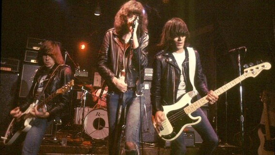 Die Punkband Ramones spielt auf einer Bühne. © picture alliance / Mary Evans Picture Library 