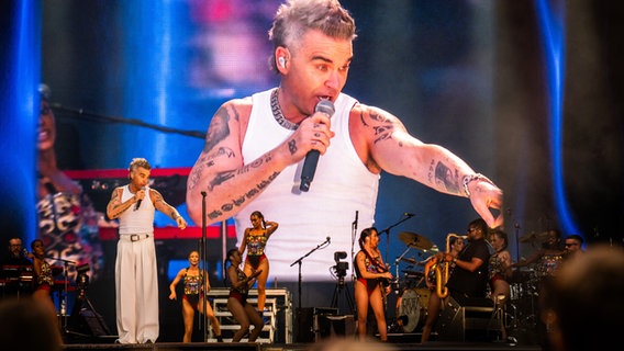 Robbie Williams steht auf der Hamburger Bühne © Haspa/Romanus Fuhrmann 