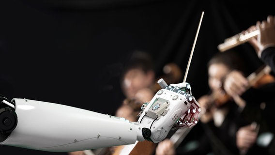 Roboter dirigiert ein Orchester (Montage) © Fotolia Foto: stokkete, Sphonlamaiphoto