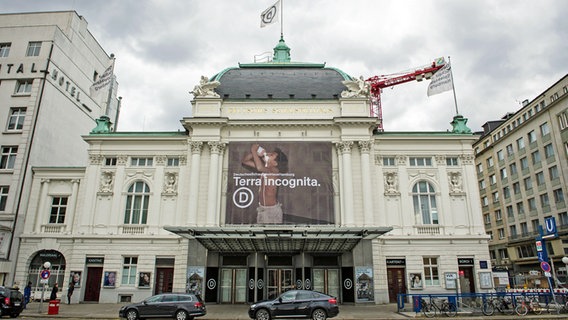 Das Deutsche Schauspielhaus in Hamburg mit einem Kran während der Sanierung. © dpa-Bildfunk Foto: Maja Hitij