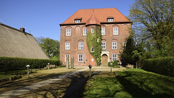 Schloss Agathenburg in Stade in Außenansicht © picture alliance / imageBROKER | McPHOTO / Rainer Waldkirch Foto: Rainer Waldkirch