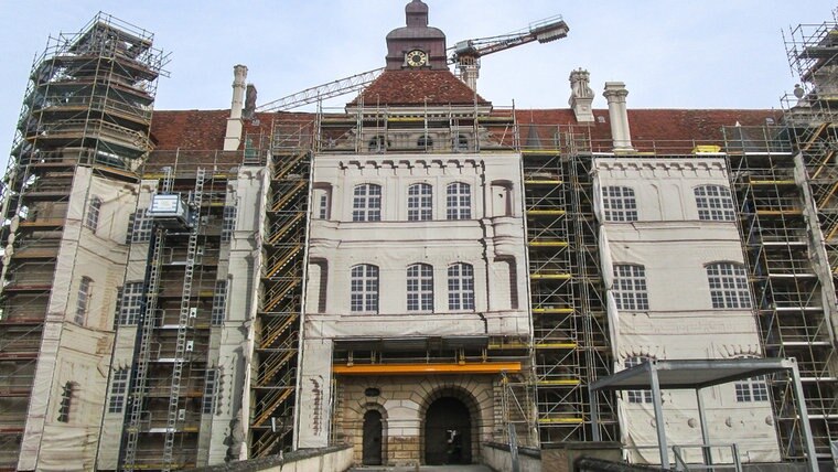 Das Güstrower Schloss während der Sanierung 2025 © NDR Foto: Axel Seitz