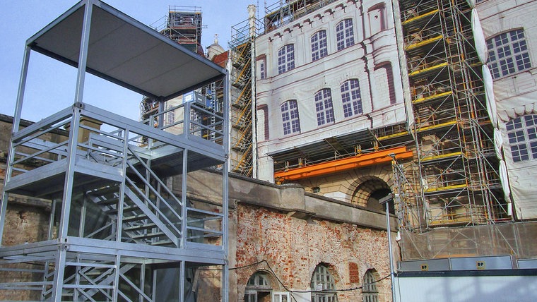 Unterhalb einer Treppe am Schloss Güstrow sind Schäden zu sehen. © NDR Foto: Axel Seitz