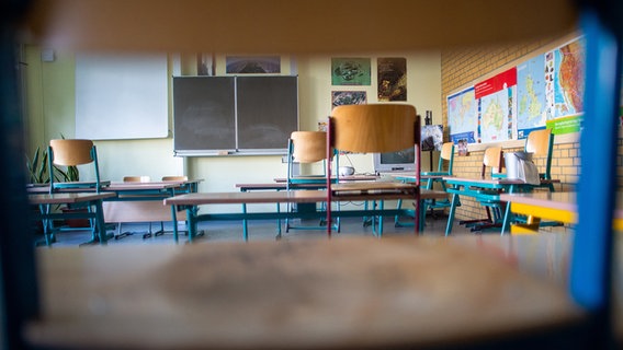 Chairs and tables are spaced apart in a classroom.  © picture alliance / dpa / dpa-Zentralbild Photo: Klaus-Dietmar Gabbert