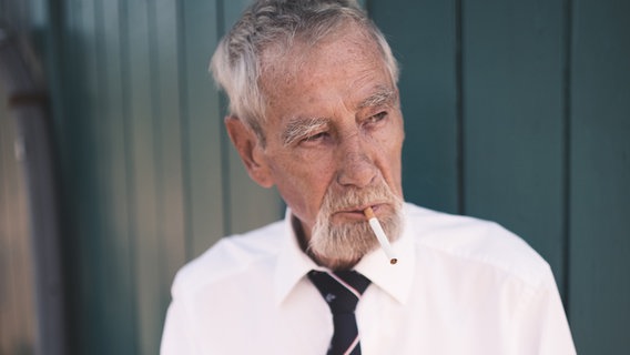 Jürgen Schwandt mit Zigarette im Mund. © NDR 