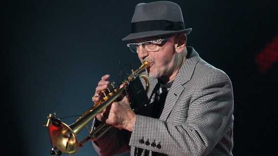 Der polnische Jazztrompeter Tomasz Stanko spielt beim Konzert 'Space of Freedom: Stanko +' im Rahmen des Solidaritätsfestivals der Künste. © picture alliance/ Piotr Wittman/PAP/dpa Foto: Piotr Wittman