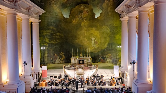 Blick auf die Bühne unter der wunderschön bemalten Decke der Stadtkirche Ludwigslust © Festspiele Mecklenburg-Vorpommern 