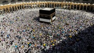 Menschen dicht gedrängt auf dem Platz in Mekka © dpa Bildfunk 