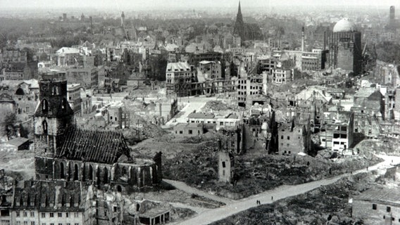 Ein Blick auf die zerstörte Stadt Hannover nach den Bombenangriffen von 1943. © picture-alliance/ dpa/dpaweb | Historisches_Museum_Hannover Foto: picture-alliance/ dpa/dpaweb | Historisches_Museum_Hannover