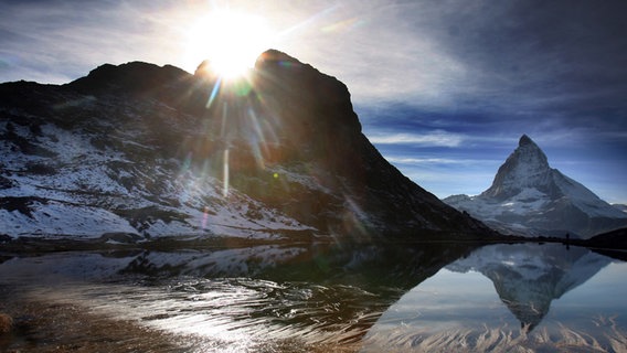 Das Matterhorn in der Schweiz spiegelt sich im Riffelsee. © picture-alliance/ dpa | Kay Nietfeld Foto: Kay Nietfeld