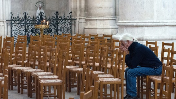 Nachdenklicher Mann sitzt in einer leeren Kirche © picture alliance / Uta Poss | Uta Poss Foto: Uta Poss