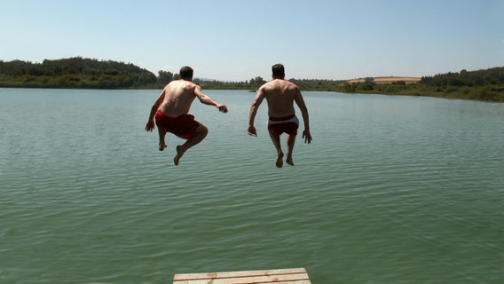 Zwei Jugendliche springen in einen See. © Photocase/Anweber Foto: Anweber