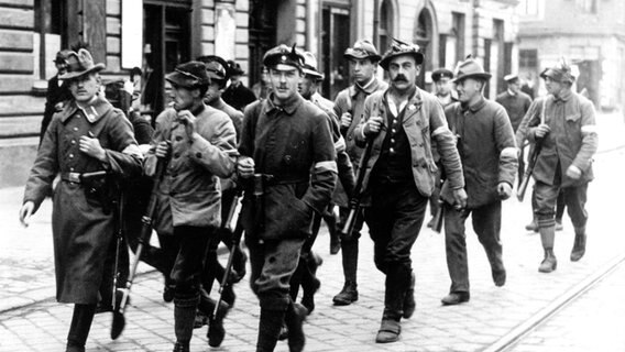 Ein bewaffneter Trupp während der Revolutionswirren nach dem Ersten Weltkrieg 1919 in München. © picture alliance/akg-images Foto: akg-images