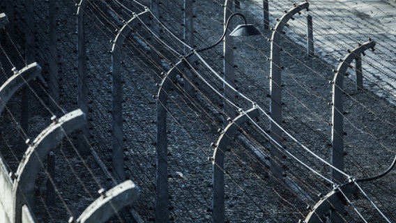 Gedenkstätte Auschwitz: Stacheldrahtzäune am ehemaligen nationalsozialistischen deutschen Konzentrationslager Auschwitz. © IMAGO / NurPhoto Foto: Beata Zawrzel