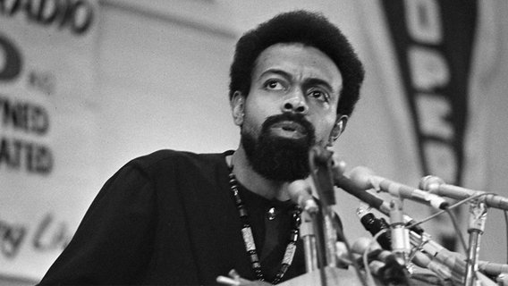 Amiri Baraka spricht an einem Pult in mehrere Mikrofone © picture alliance / ASSOCIATED PRESS | Julian C. Wilson Foto: Julian C. Wilson