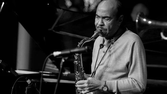 Der Saxofonist Benny Golson auf  dem New York Winter Jazz Festival in der Quaker Hall. © picture alliance / Pacific Press | Lev Radin 