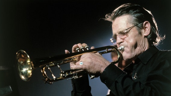 Chet Baker spielt Trompete © picture alliance/United Archives | United Archives / kpa 