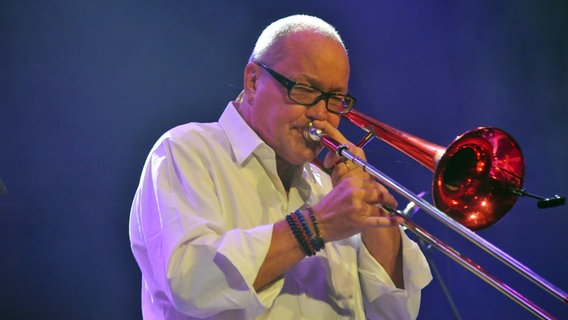 Der Posaunist Nils Landgren musiziert auf einer Bühne. © picture alliance/dpa Foto: Lutz Knauth