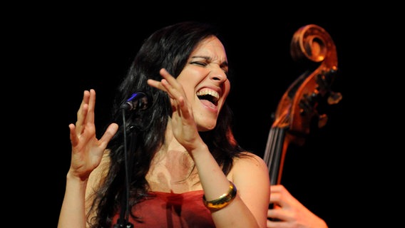 Sängerin Simin Tander singt und klatscht. © IMAGO / Sven Thielmann Foto: Sven Thielmann