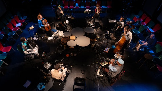 Musiker von Pascal Niggenkempers Tuvalu sitzen auf einer Bühne © SWR Foto: Konrad Bott