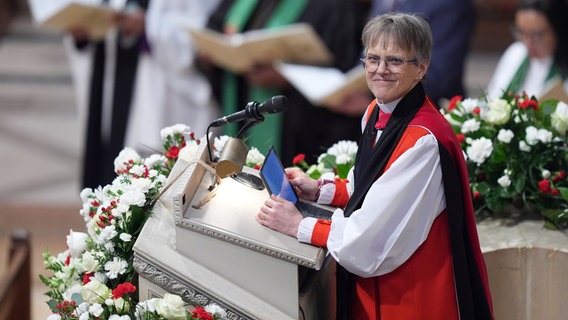 Pfarrerin Mariann Budde leitet den nationalen Gebetsgottesdienst © picture alliance/dpa/AP | Evan Vucci Foto: Evan Vucci