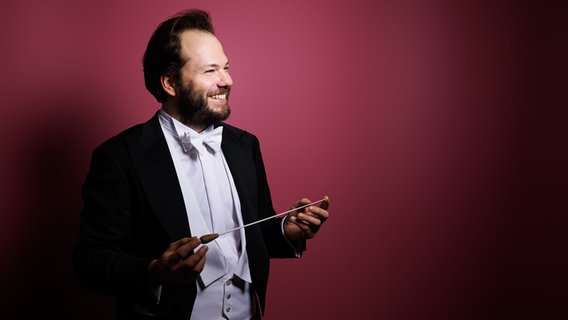 Der neue Chefdirigent der Wiener Symphoniker Petr Popelka © Peter Rigaud 