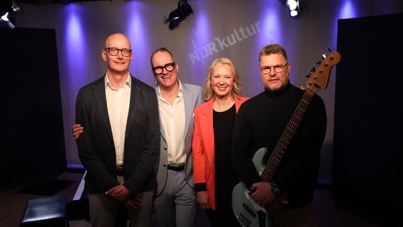 Das Jeff Cascaro Trio zu Gast bei NDR Kultur EXTRA. In ihrer Mitte Moderatorin Friederike Westerhaus. © NDR Foto: Ekaterina Shurygina